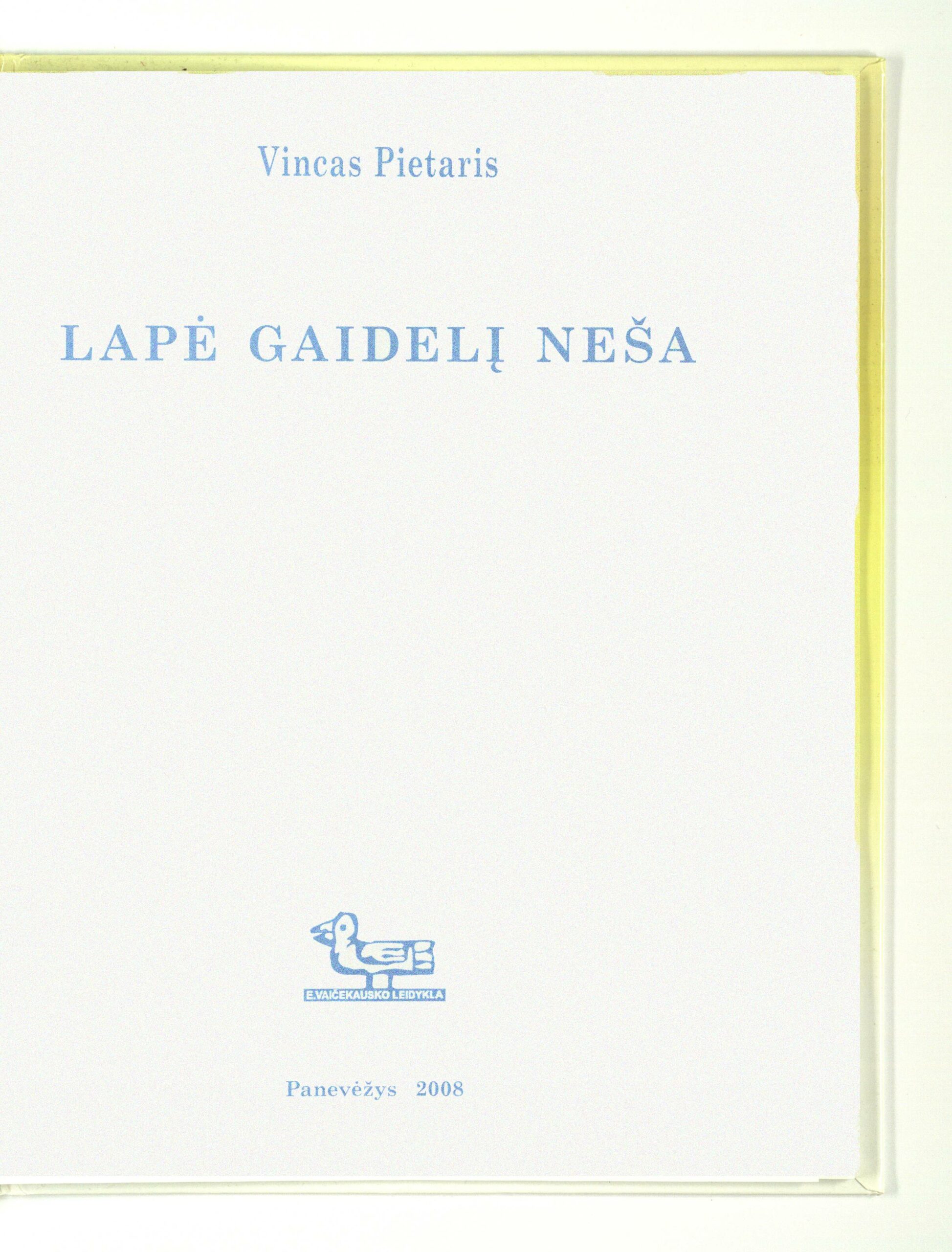 Lapė gaidelį neša